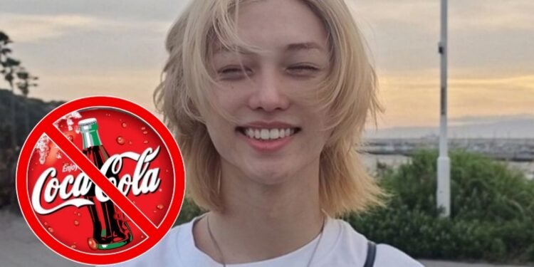 فيليكس يعتذر عن ظهور مشروب كوكا كولا في بثه : آراء الكوريين