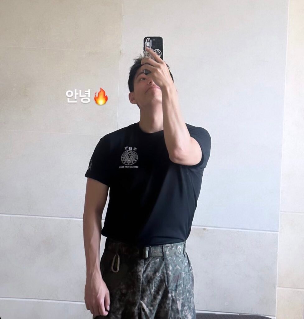 تايهيونغ يشارك صورة لعضلاته مع رسالة في اجازته العسكرية