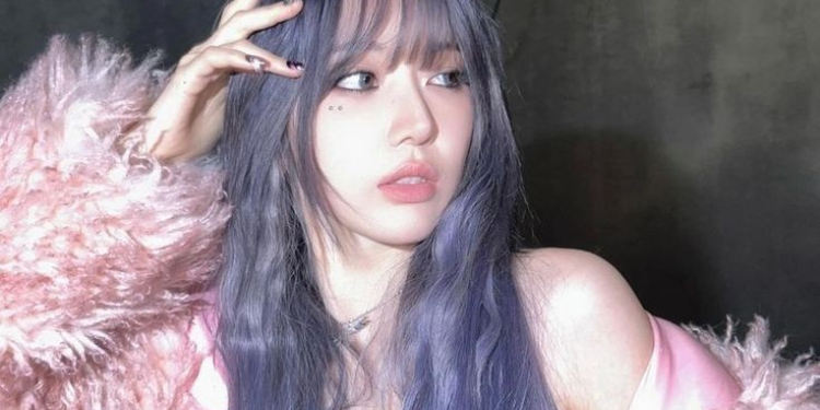 ساكورا من ليسيرافيم غائبة عن جدول أعمالها اليوم لأسباب صحية