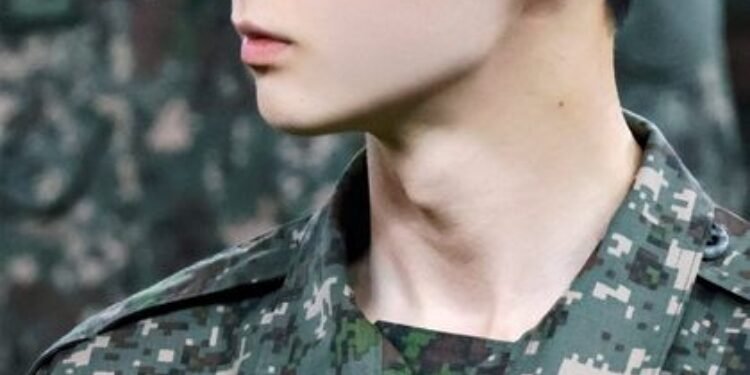 صور هوانغ مين هيون في الجيش جعل المعجبين يتساءلون عما إذا كان يصور دراما