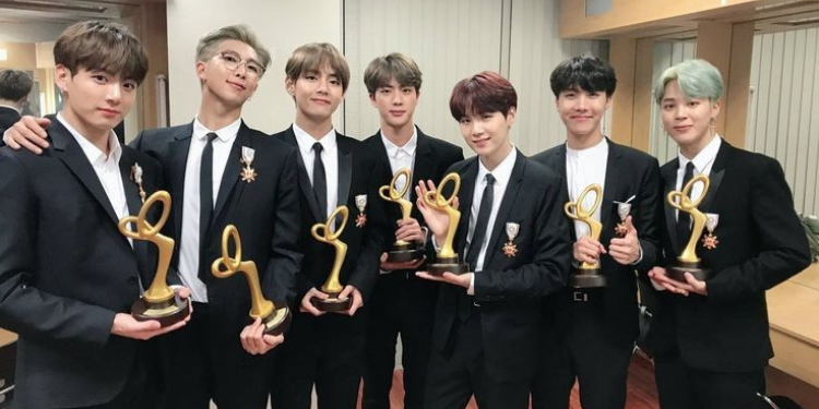 ارسال شكوى ضد بتس للمطالبة بإلغاء وسام الاستحقاق الثقافي