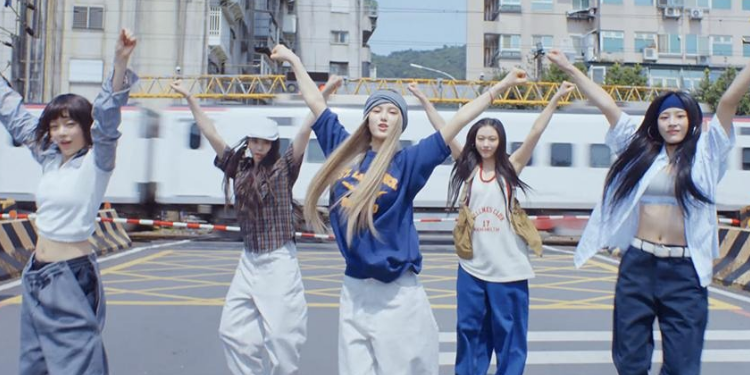 عادت نيوجينز مع أغنية How Sweet ( مع الترجمة ) : آراء الكوريين