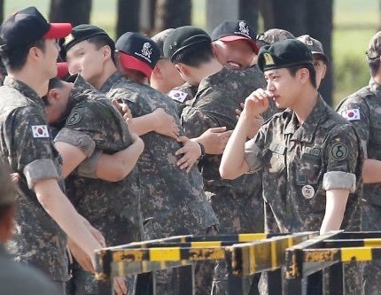 صور جين مع اعضاء بتس : نامجون ، جيهوب ، جيمين ، تايهيونغ و جونغكوك