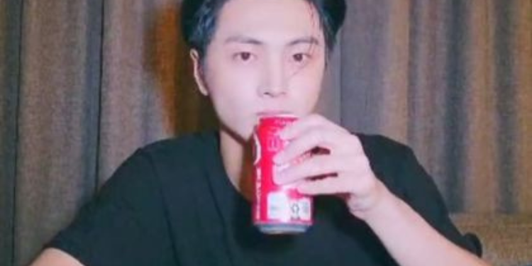 المعجبون ينتقدون جاي من انهايبن لشربه كوكا كولا في بث مباشر