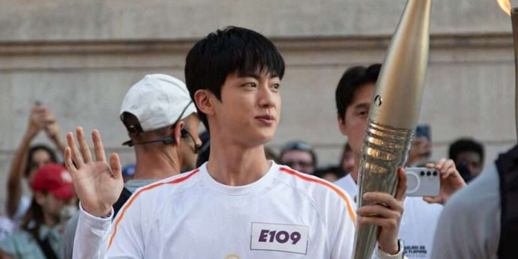 هل دفعت الحكومة الكورية لتعيين جين من بتس لحمل شعلة أولمبياد باريس ؟