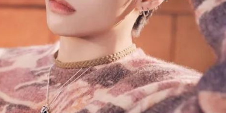 طرد آيدول الجيل الرابع من المجموعة بعد أن تم القبض عليه في النوادي