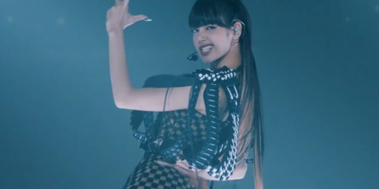 ليسا في أداء مسرحي خاص لأغنيتها ROCKSTAR