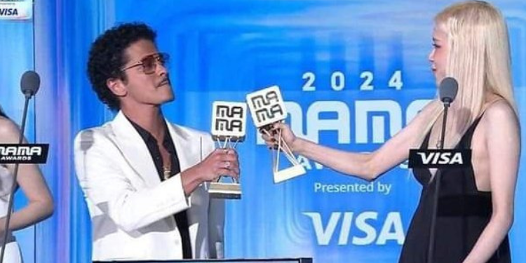 حفل MAMA يمنح روزي وبرونو مارس جائزة خارج فترة الأهلية