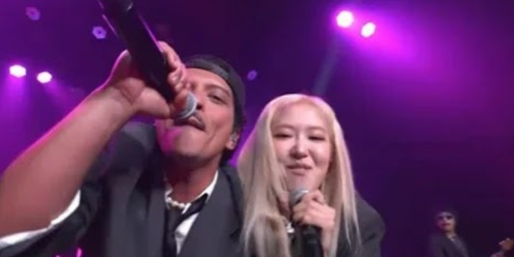 روزي وبرونو مارس متهمان بمزامنة الشفاه في أداء APT في حفل MAMA :آراء الكوريين