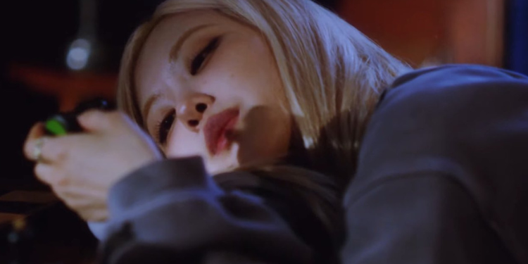 أغنية روزي “توكسيك تيل ذا اند” مترجمة + الفيديو الموسيقي