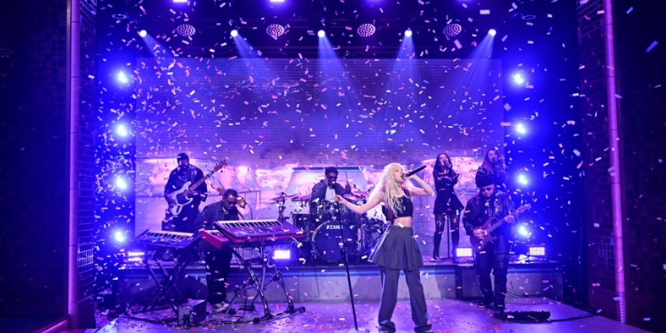 روزي تؤدي في برنامج جيمي فالون أغنية Toxic Till The End