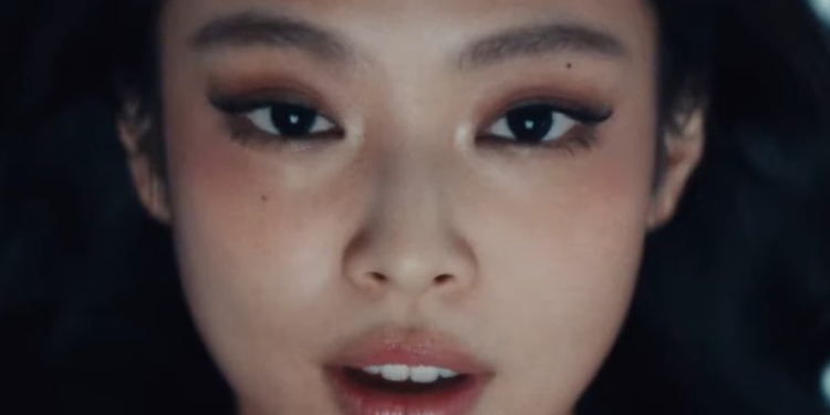 أغنية جيني Love Hangover مترجمة : تحقق من كلمات الأغنية