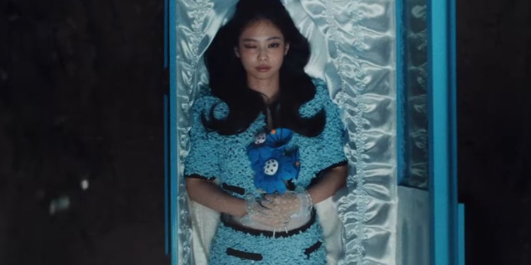 جيني تدعوك لحضور جنازتها في الفيديو الموسيقي "Love Hangover".