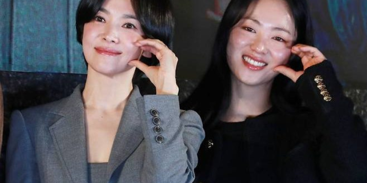 سونغ هي كيو تدهش المعجبين بشعرها القصير خلال الترويج "الراهبات الداكنات"