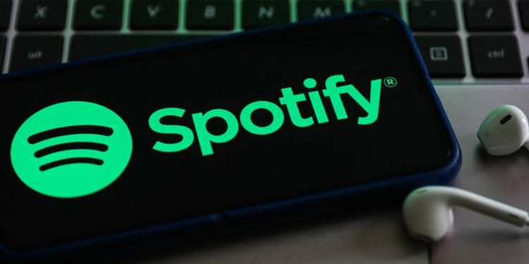 سبوتيفاي وحذف الاستماعات: استراتيجية للحد من أرباح الفنانين أم إجراء رقابي؟