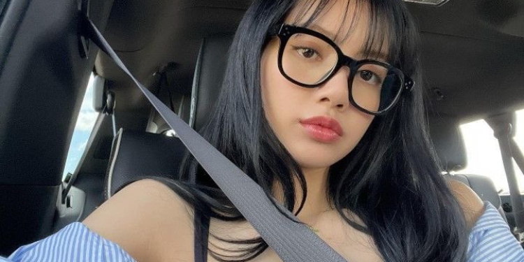 ليسا من بلاك بينك ترحب بـ " مولودها الجديد " في عائلتها