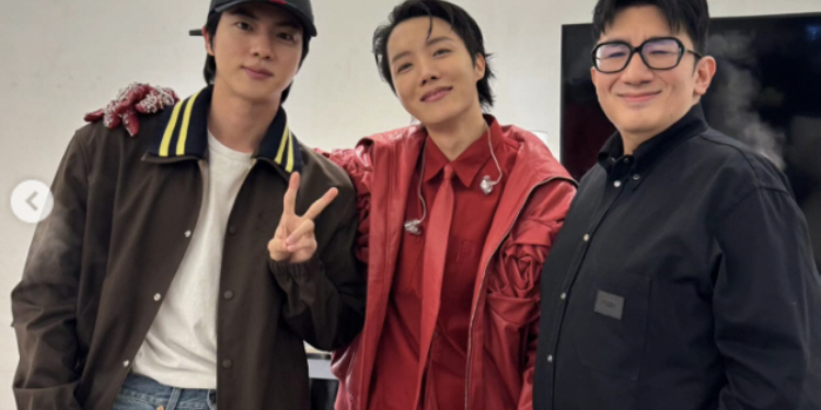 بانغ سيهيوك يلتقي بـ بتس جيهوب وجين ، في مشهد عاطفي "أنا متأثر" نقاش الكوريين