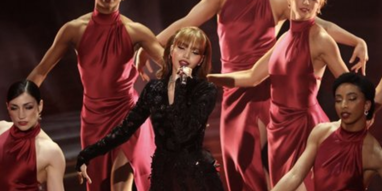 ليسا أبدعت في أدائها في حفل الأوسكار لعام 2025: نقاش الكوريين