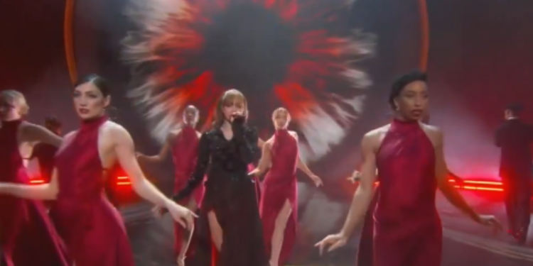 ليسا تتعرض للسخرية بسبب مزامنة الشفاه في حفل الأوسكار: آراء الكوريين