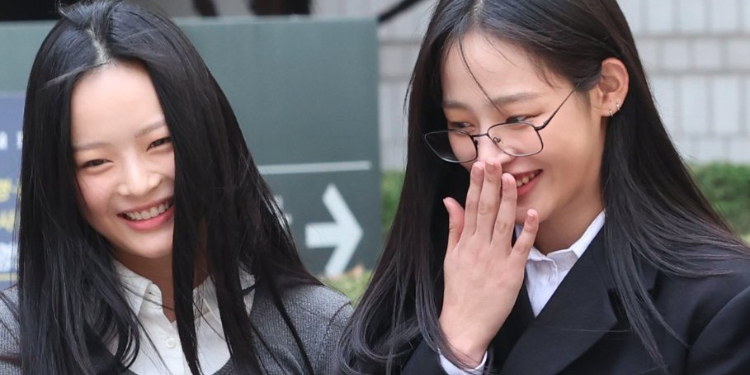 هاني تضحك خلال جلسة الاستماع عند مشاهدة أدلة أدور حول حادثة تجاهل ايليت