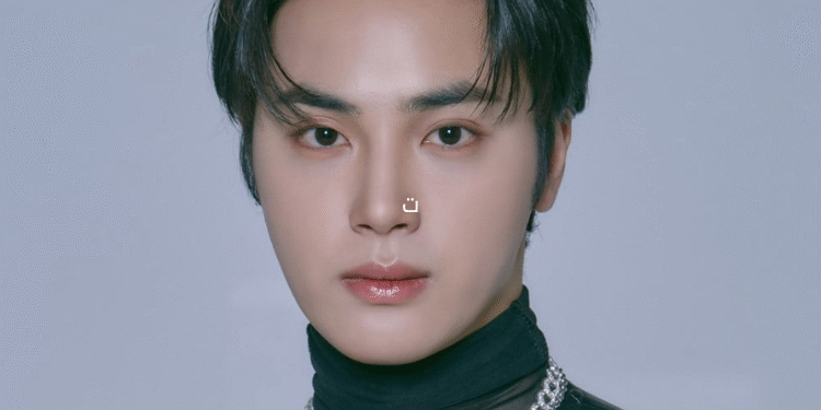 طرد جو هاكنييون من فرقة ذا بويز وفسخ عقده بعد لقائه بنجمة أفلام إبــــاحية يابانية.