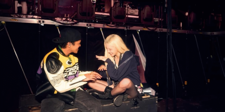 برونو مارس يشكر روزي من بلاك بينك، لمساعدته في "التخلص من ديونه".