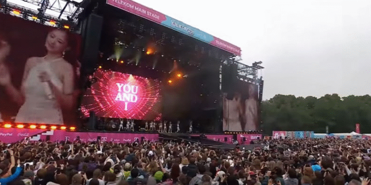 فرقة ايف تأسر الجماهير الكورية بحضورها القوي في لولابالوزا برلين