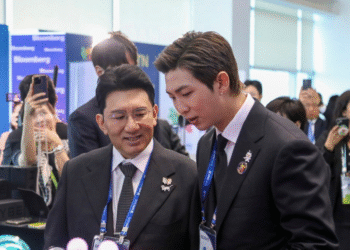 نامجون يتعرض للانتقادات بعد ظهوره مع بانغ سيهيوك المتهم بالاحتيال في APEC