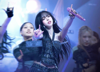 يعلق مستخدمو الانترنت الكوريون على مسرح ايسبا وكارينا في حفل الماما 2025