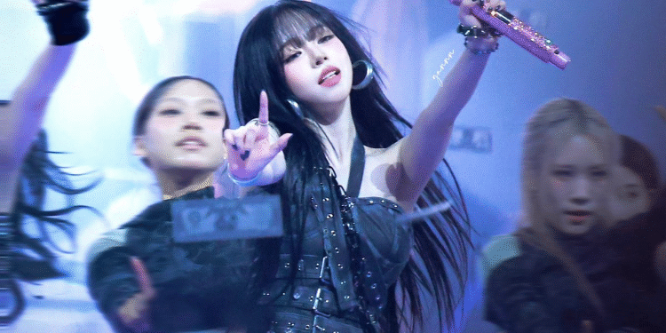 يعلق مستخدمو الانترنت الكوريون على مسرح ايسبا وكارينا في حفل الماما 2025