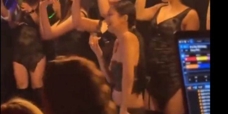 جيني تصدم المعجبين بسلوكها "غير اللائق" خلال حفلة عيد ميلادها في نادي ليلي