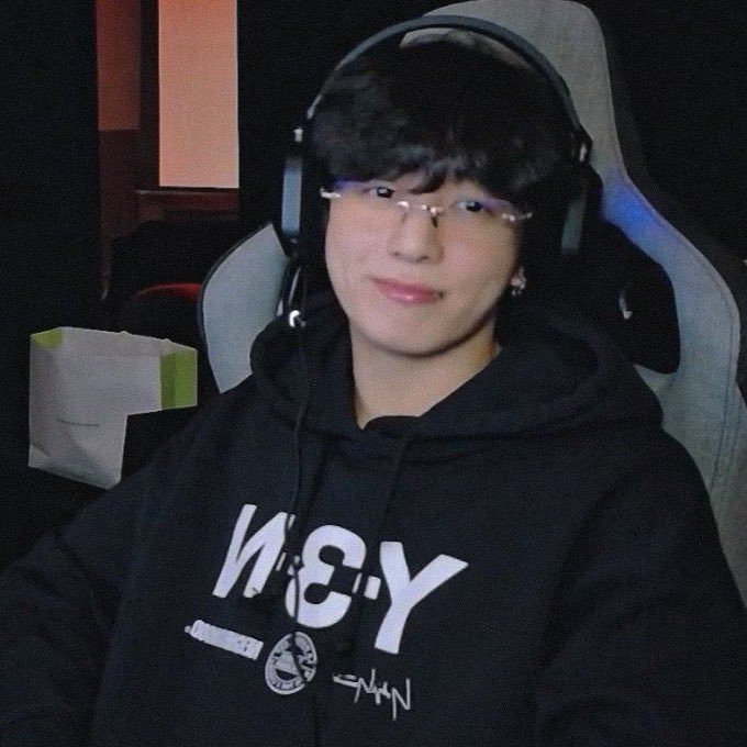 وينتر وجونغكوك يرتديان عناصر أزواج ويثيران الجدل