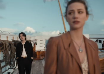 ليلي راينهارت تستحوذ على أمفي "سويم" لفرقة بتس وتثير استياء المعجبين