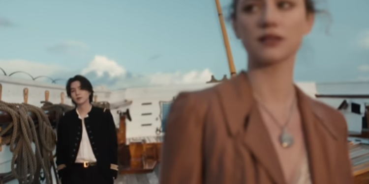 ليلي راينهارت تستحوذ على أمفي "سويم" لفرقة بتس وتثير استياء المعجبين